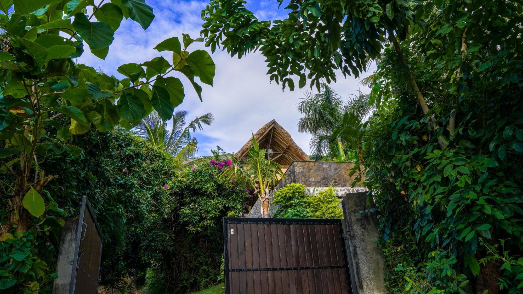 Sanglung Villas & Suites Kubutambahan  Rum bild